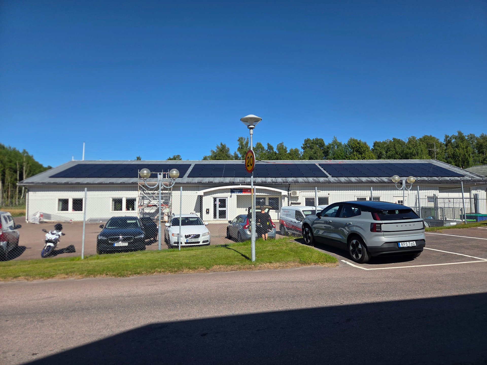 Stor solcellsanläggning på tak av verksamhetsfastighet i Vålberg